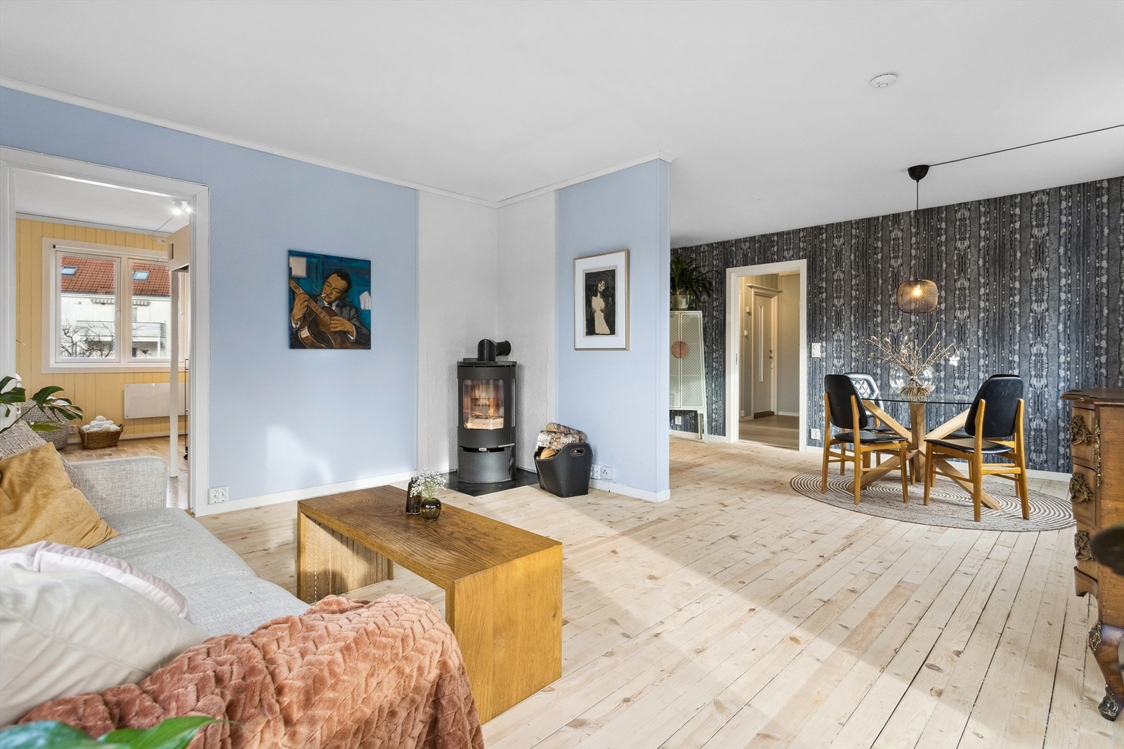 Spisestue/stue er tilsammen ca 30 m². Galleribilde