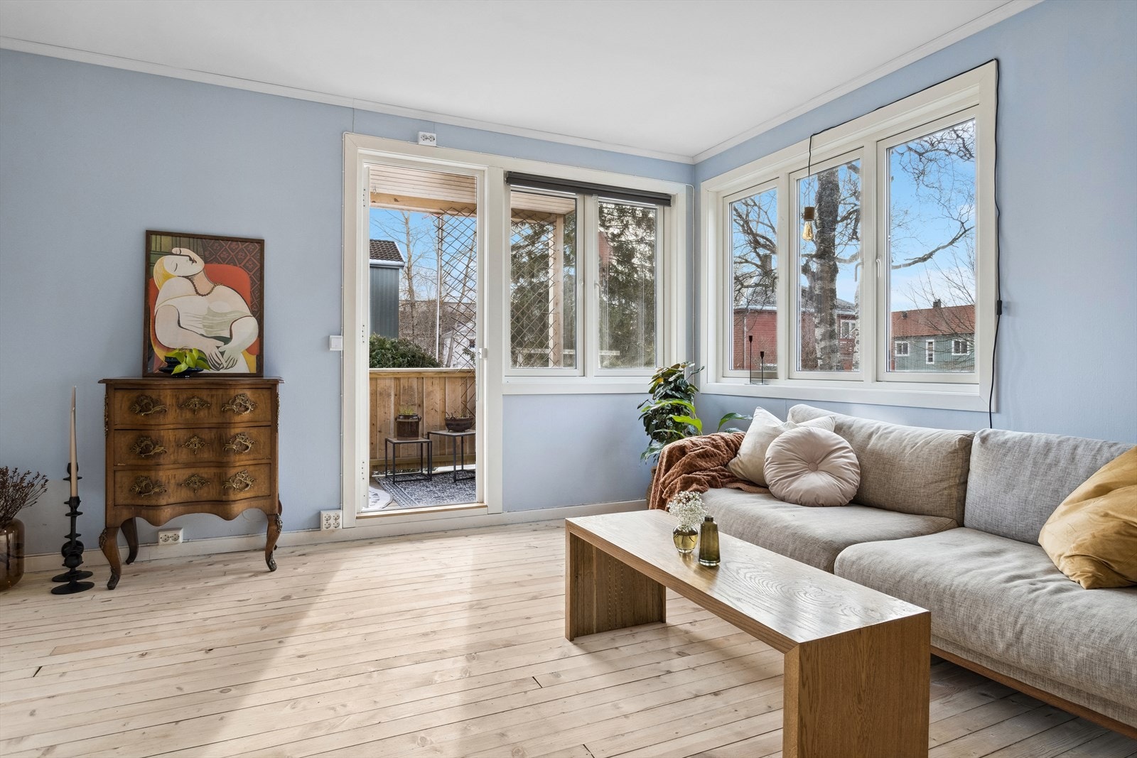 Fra stuen er det utgang til en solrik veranda på ca 7,6 m². Galleribilde