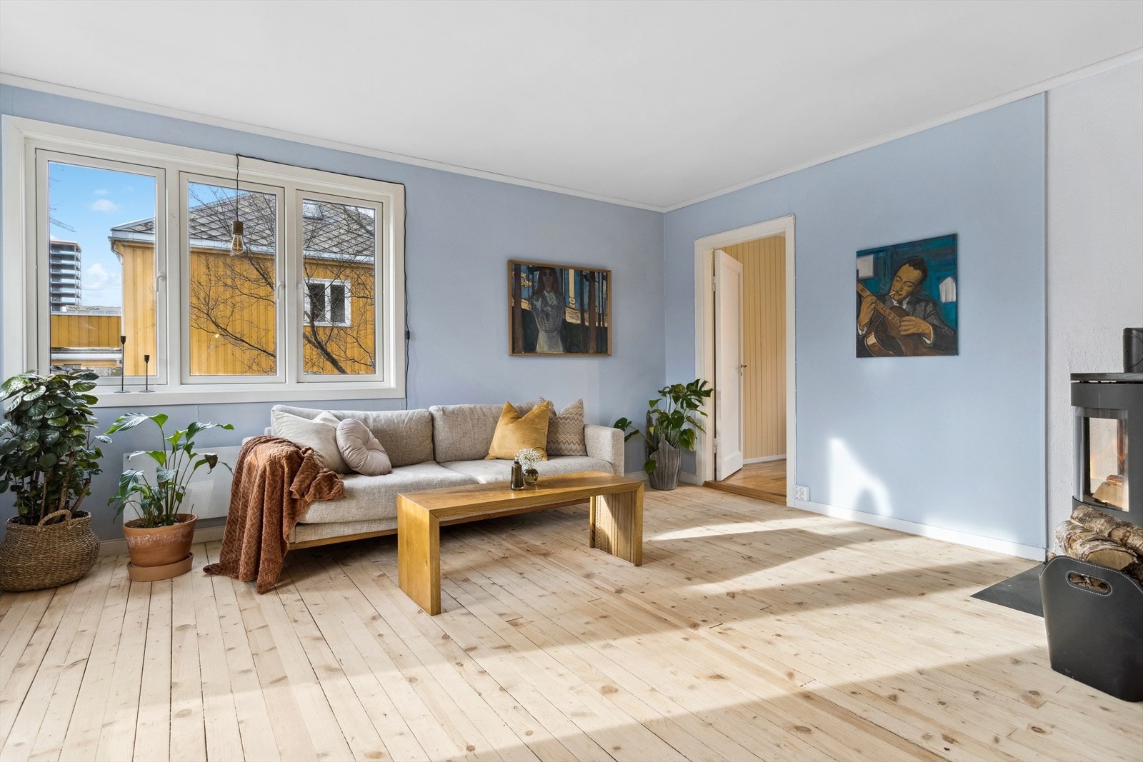 På stuen er det også montert en flott, rentbrennede vedovn som gir god stemning og fin hustemperatur på kjølige høst- og vinterkvelder. Galleribilde