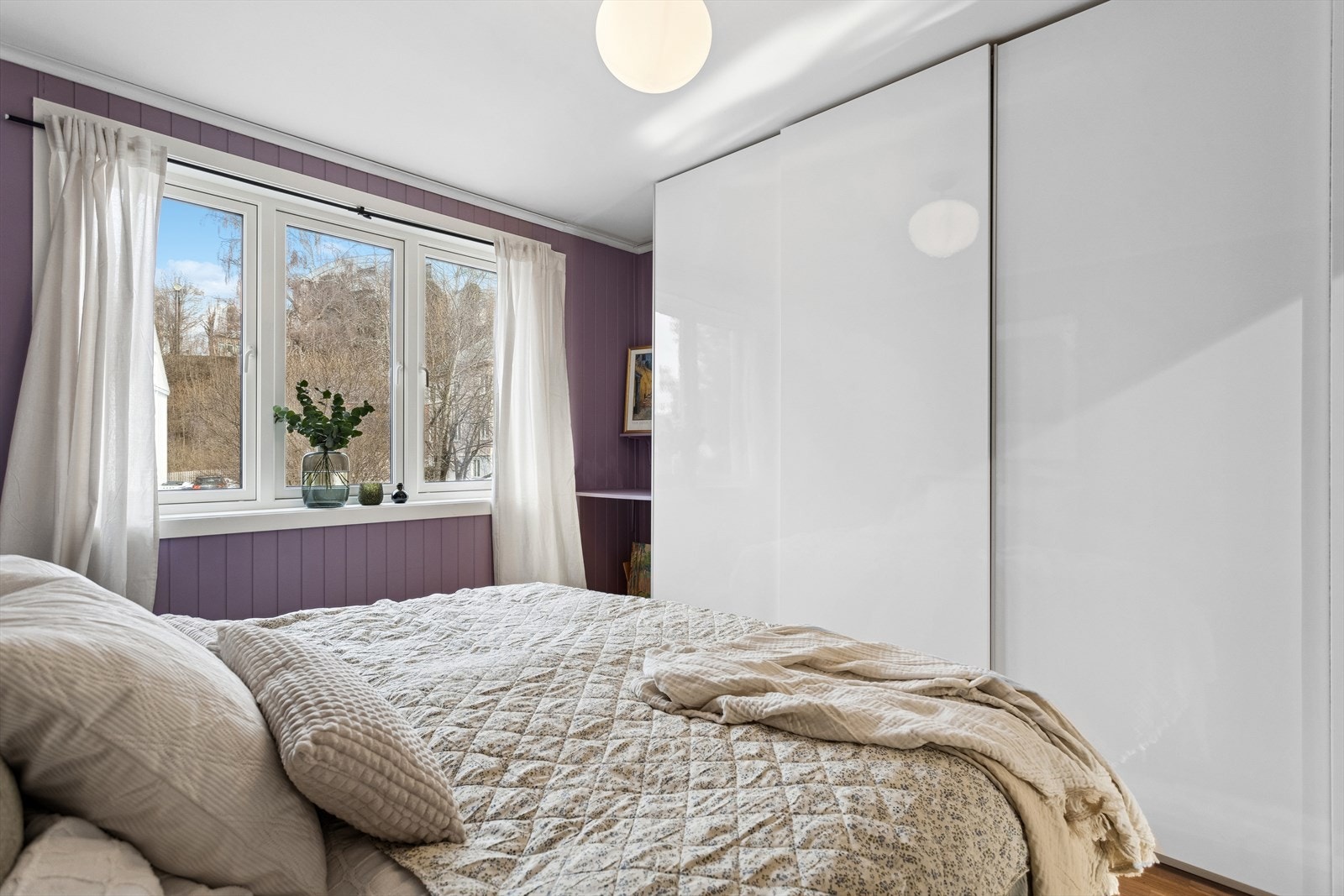 Soverommet har også en stor skyvedørsgarderobe. Galleribilde