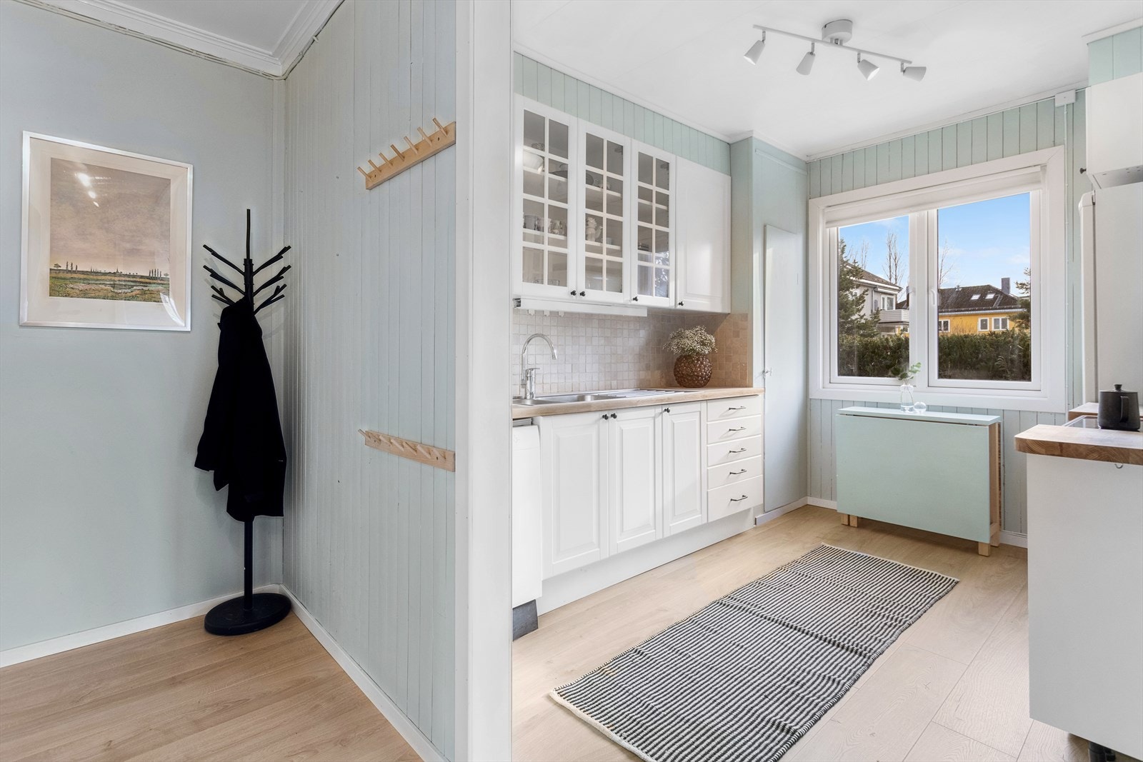Entréen er ca 4 m² og har god plass til å henge fra seg yttertøy. Velkommen inn! Galleribilde