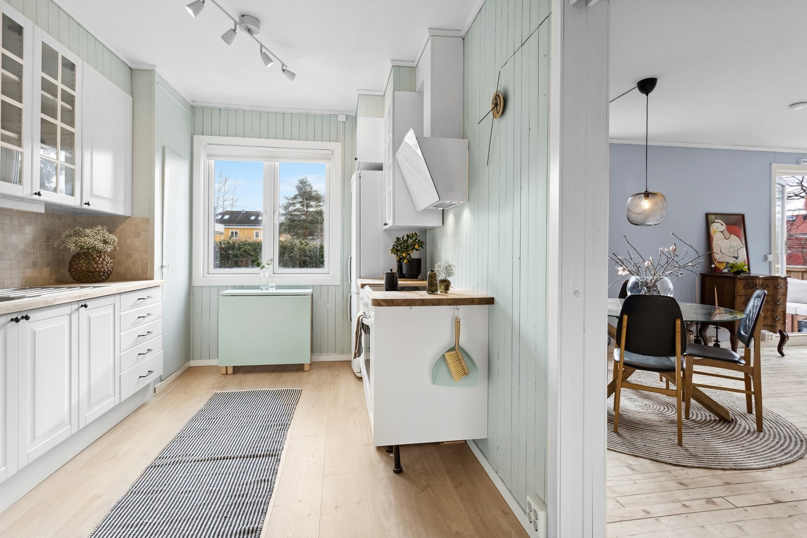 Kjøkkenet har innredning bestående av folierte skrog med slette fronter og heltre benkeplate. Flis på vegg over benkeplate. Opplegg til oppvaskmaskin og frittstående komfyr. Vegghengt ventilator. Galleribilde