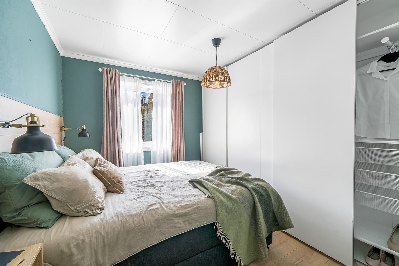 Hovedsoverom med stor skyvedørsgarderobe. Galleribilde