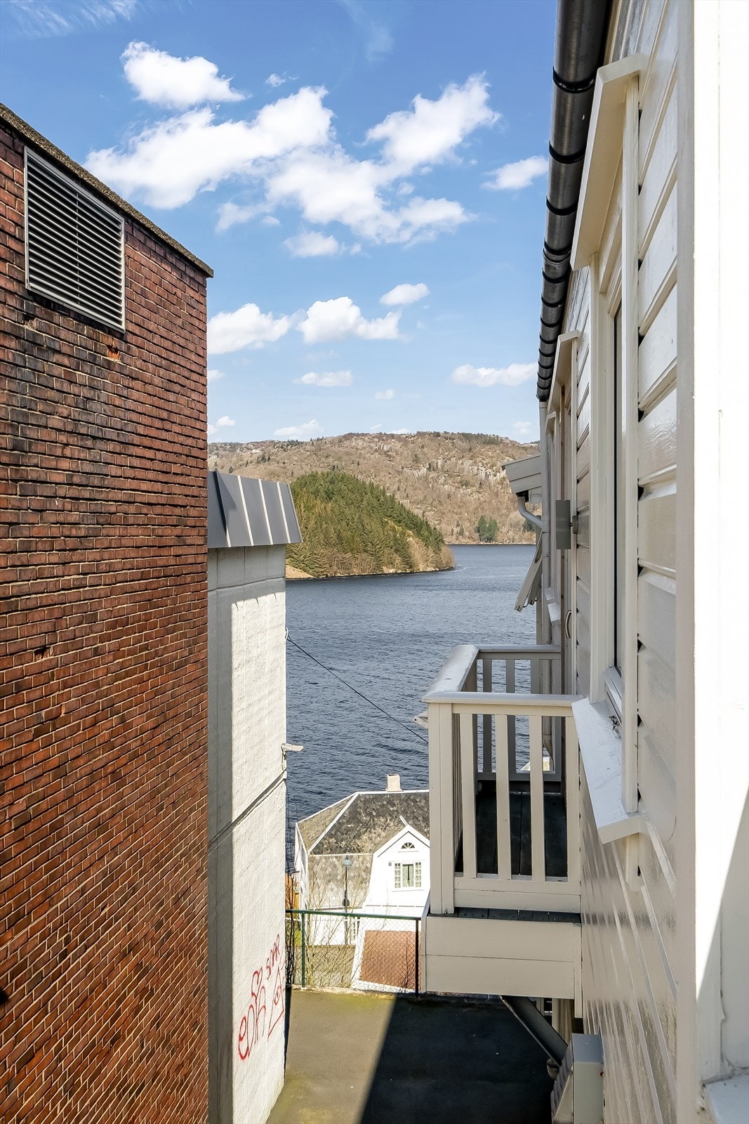 Utsikt mot fjorden over rekkverket. Galleribilde