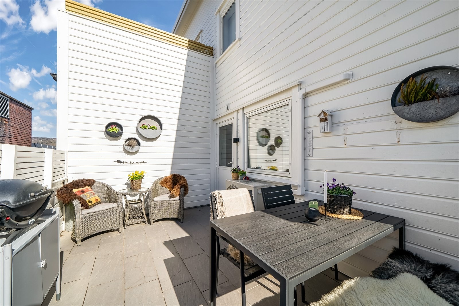 Leiligheten har en privat stor usjenert og solrik terrasse. Galleribilde