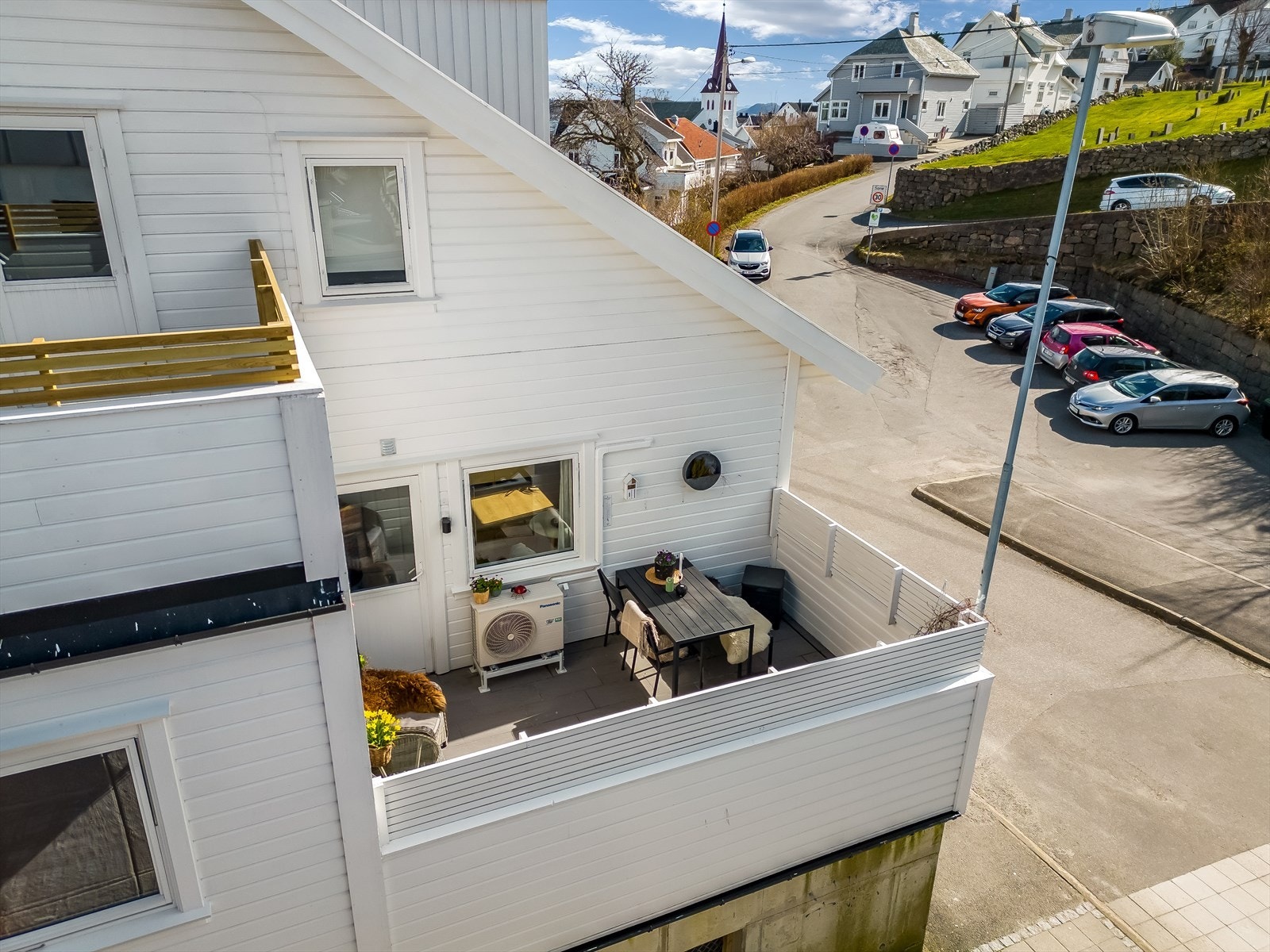 Leiligheten ligger solrikt og har en usjenert terrasse. Galleribilde