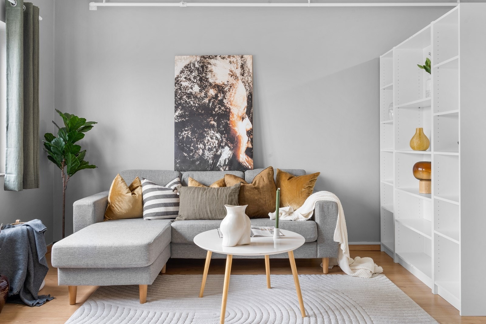 Stuen bærer et moderne preg, på grunn av tidsriktige farger på veggene og et pent laminat gulv. Galleribilde