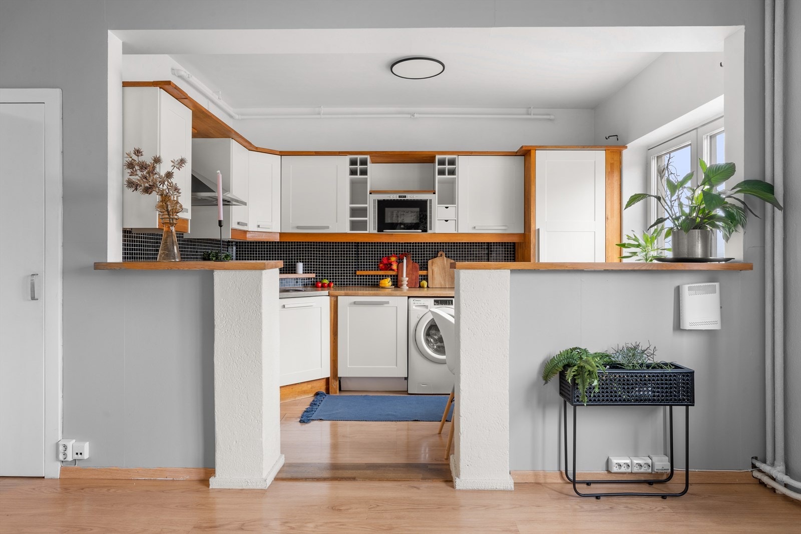 Kjøkkenet er delvis avskilt fra stuen. Galleribilde