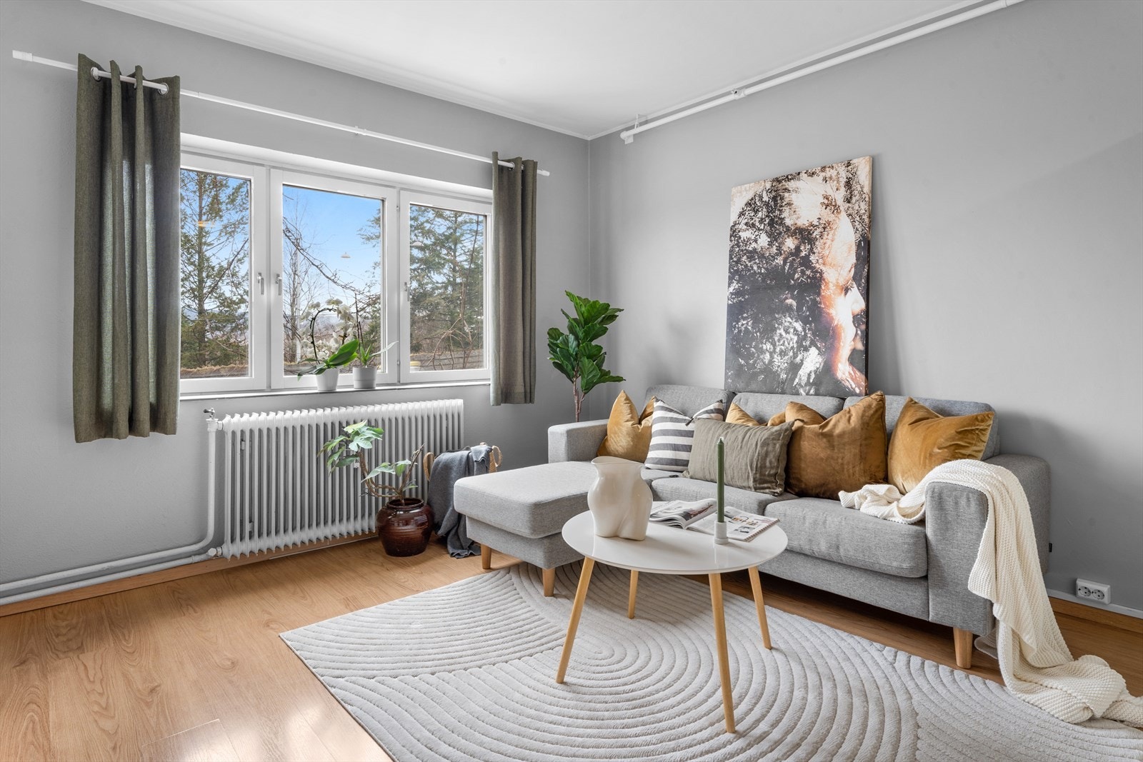 Her er det god plass til hjørnesofa, tilhørende møblement og annet ønskelig interiør. Galleribilde