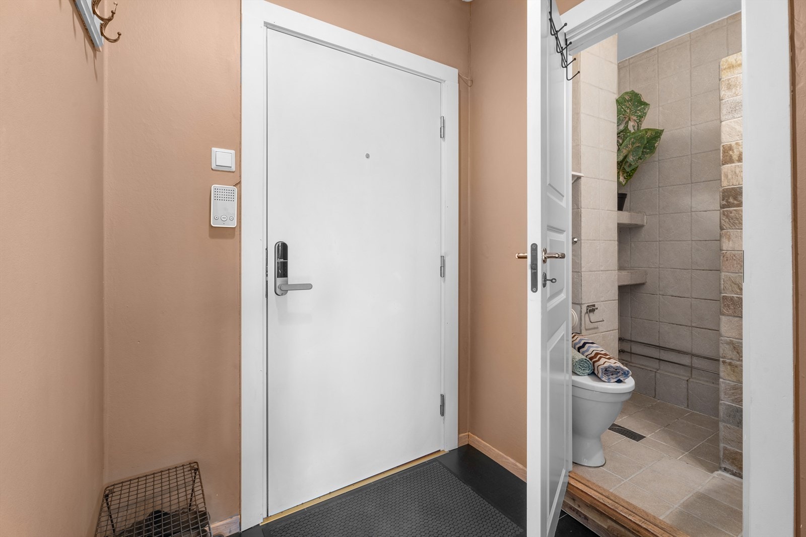 Velkommen inn! I entréen er det plass til å henge fra seg jakker og sette fra seg sko. Galleribilde