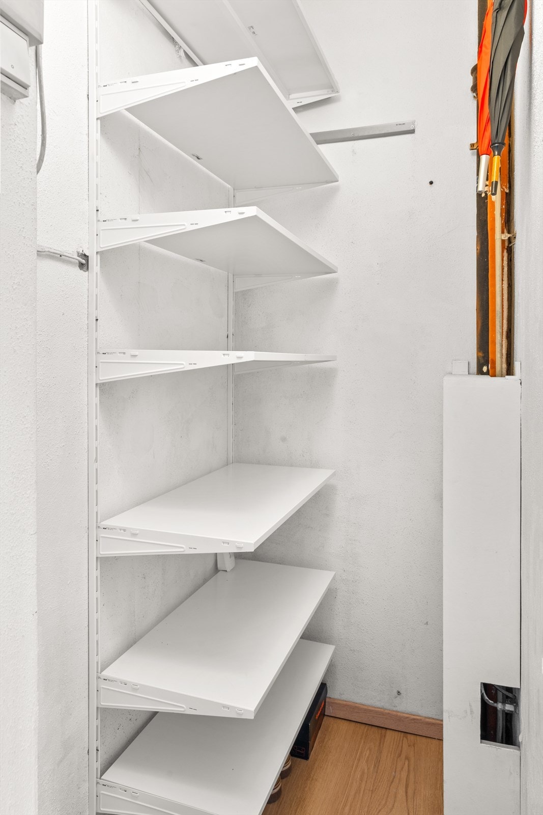 Mellom gangen og kjøkkenet har leiligheten også en bod som bidrar til oppbevaringsplass. Galleribilde