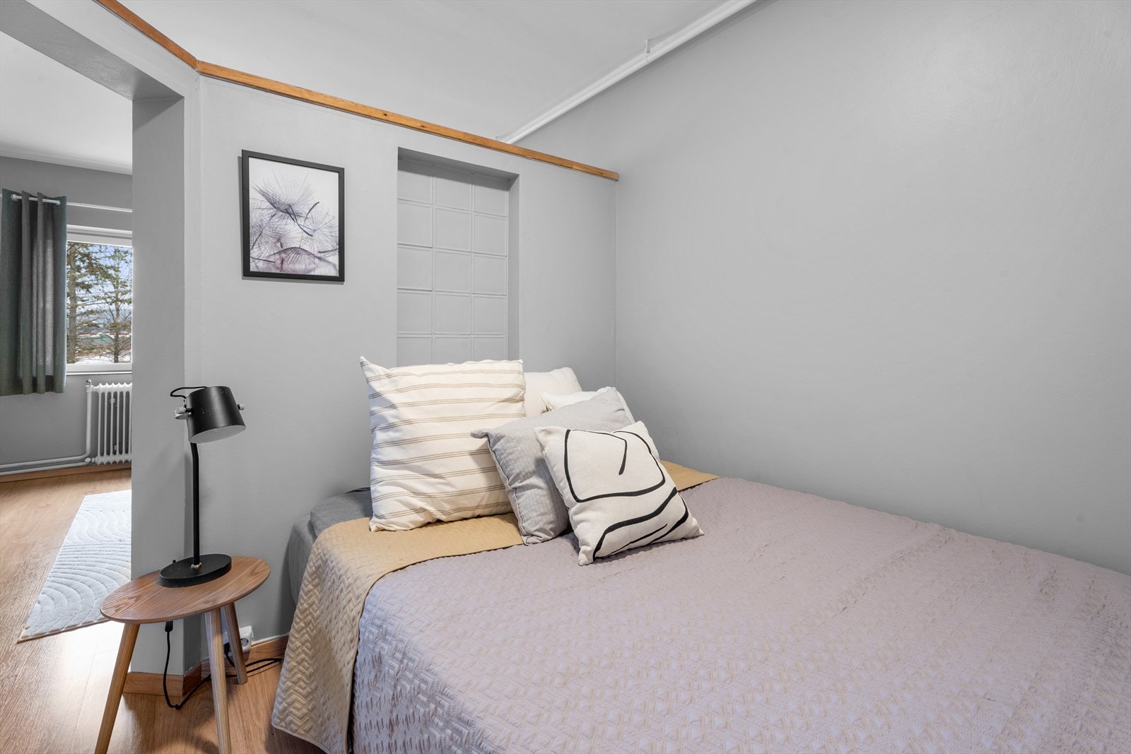 Fin og praktisk alkoveløsning med plass til dobbeltseng og tilhørende nattbord. Galleribilde