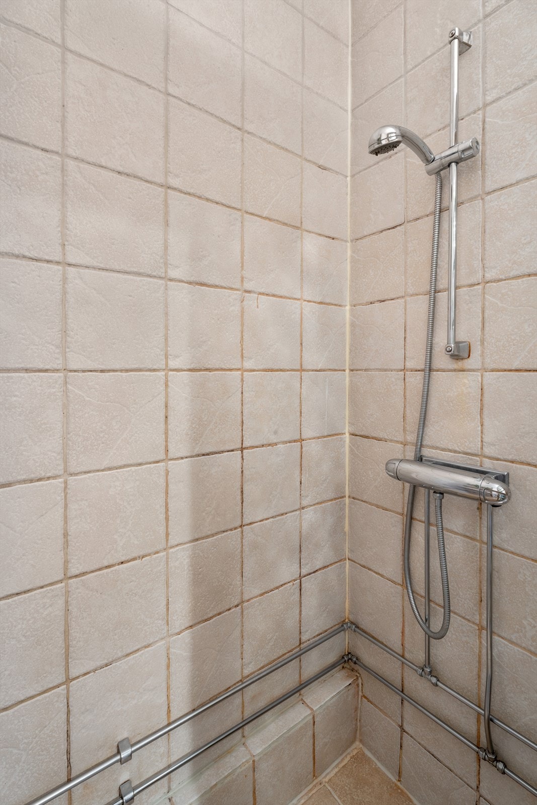 Noe eldre dusj, med sluk i støpejern. Galleribilde