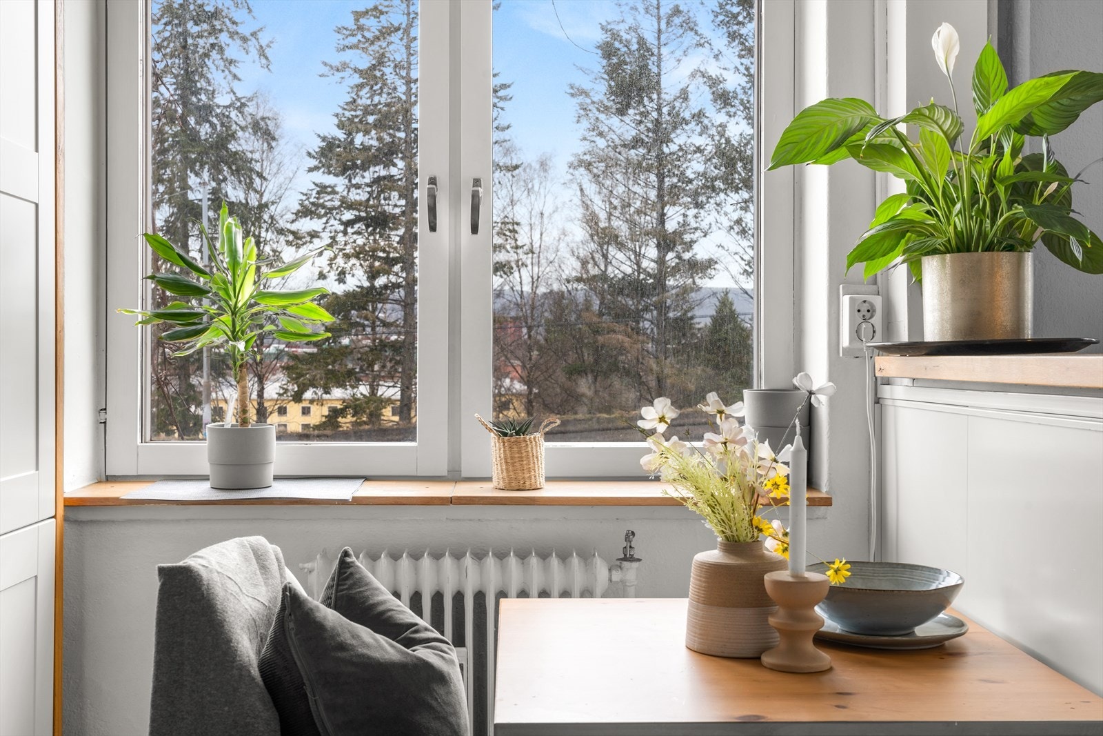 Fra vinduet har man et koselig utsyn utover grøntområder. Galleribilde