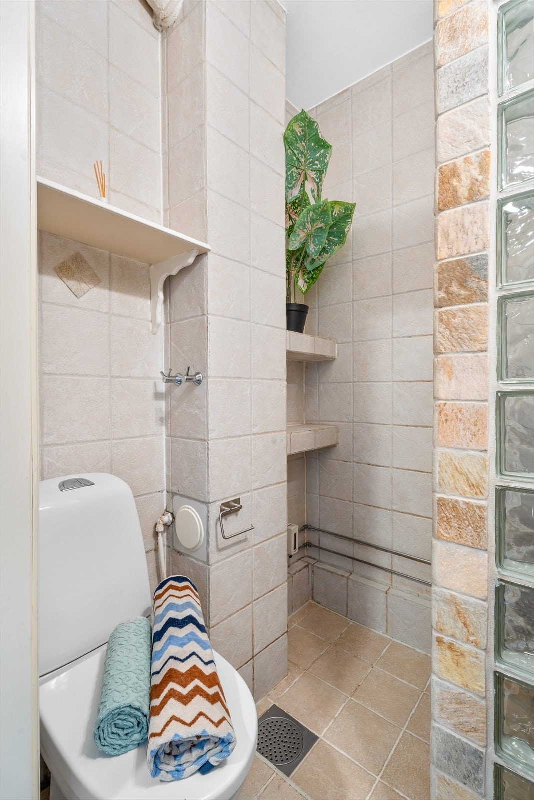 Badet er av eldre dato, men bærer fremdeles et fint. flislagt preg. Galleribilde