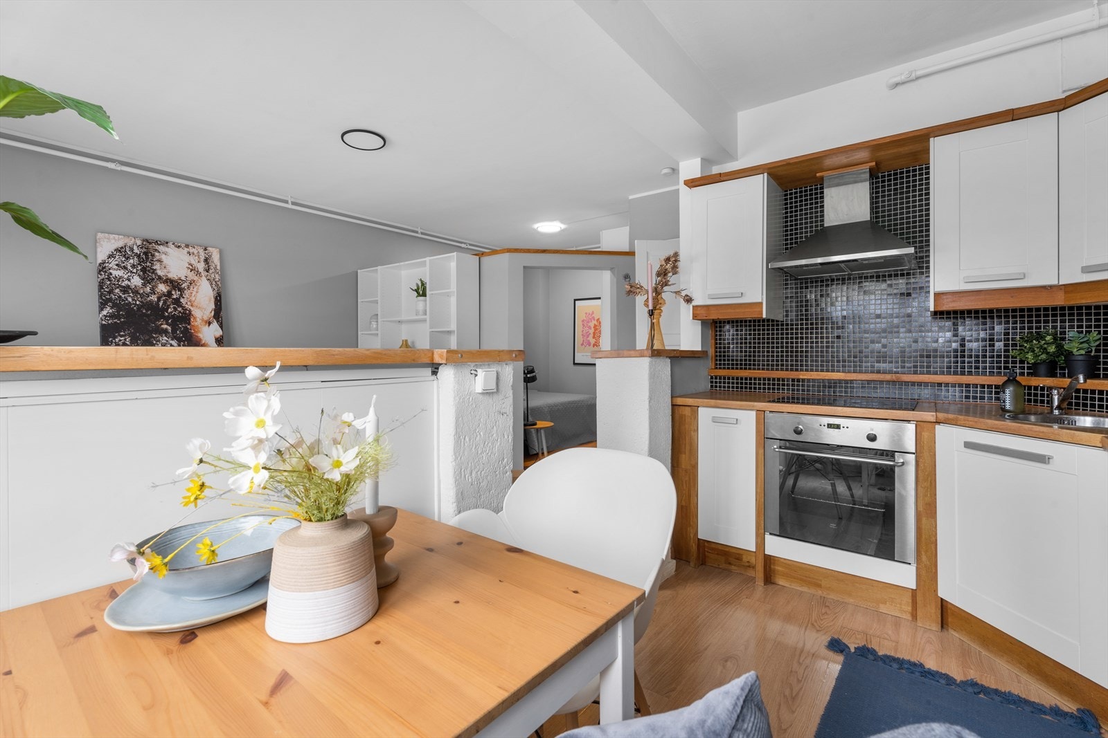 Kjøkkeninnredningen er av noe eldre dato, men holder fremdeles en god stand. Galleribilde