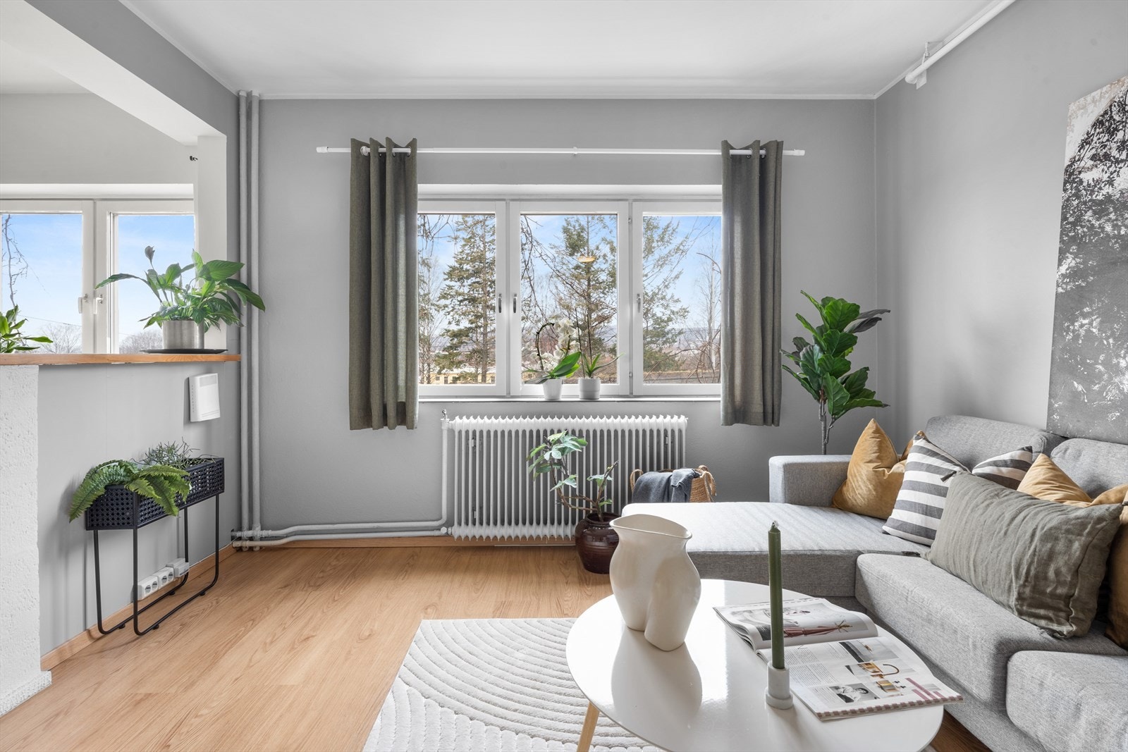 Stuen byr på store vindusflater, som slipper inn rikelig mengder med naturlig lys. Galleribilde