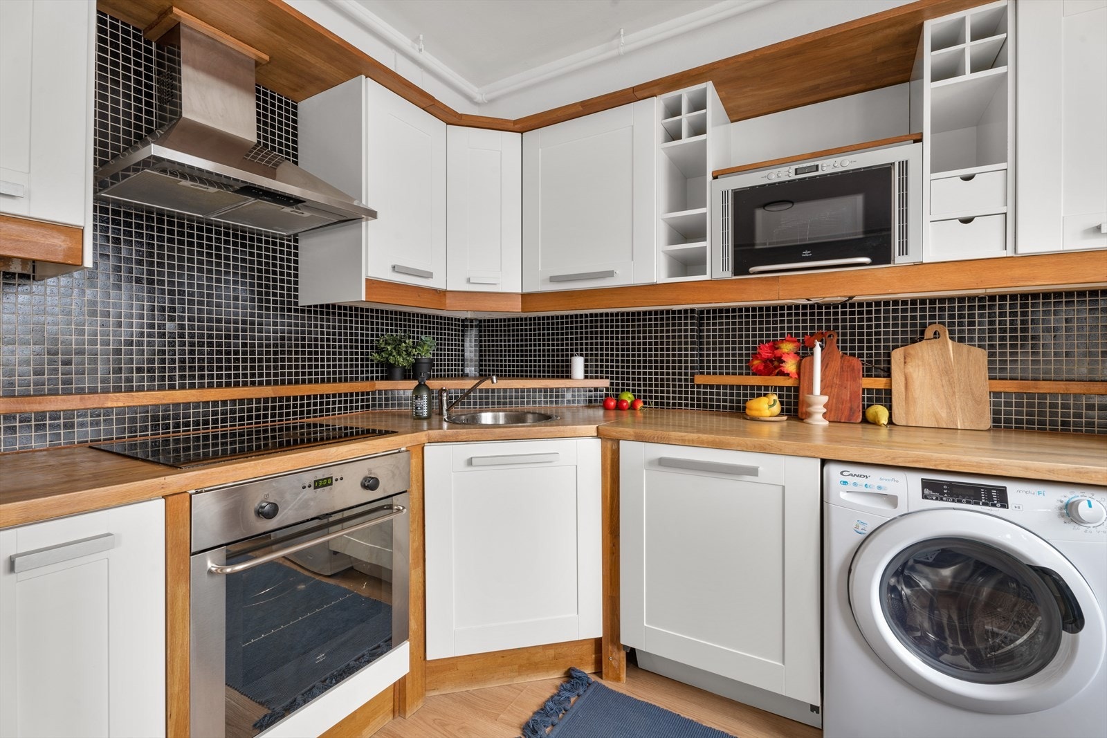 Stekeovn, platetopp, kjøl/frys og oppvaskmaskin er integrert i innredningen. Opplegg for vaskemaskin. Galleribilde