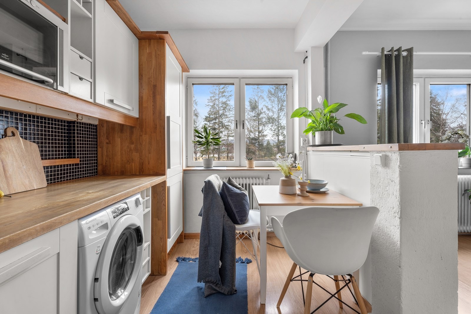 Ved kjøkkenområdet er det også plass til et koselig frokostbord ved vinduet. Galleribilde