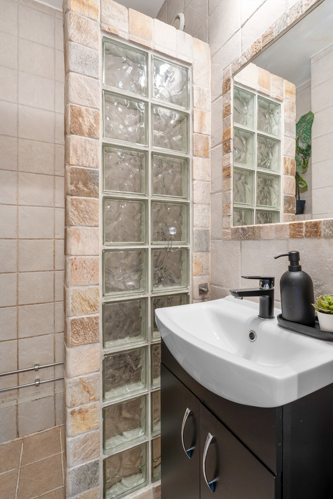 Badet inneholder Dusj på gulv i dusjnisje, klosett og servant. Galleribilde