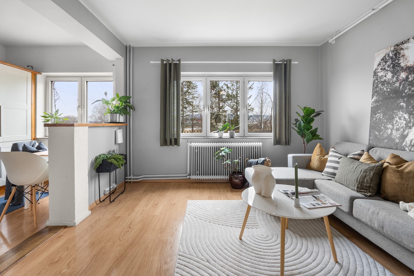 Rommet byr på en åpen og lys stue-/kjøkkenløsning. Galleribilde