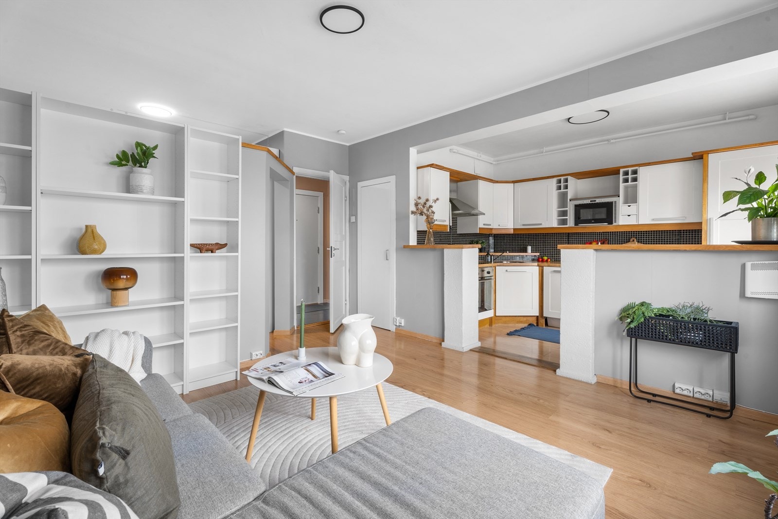 Den åpne stue-/kjøkkenløsningen gjør kjøkkenet til en sosial plass å lage mat. Galleribilde