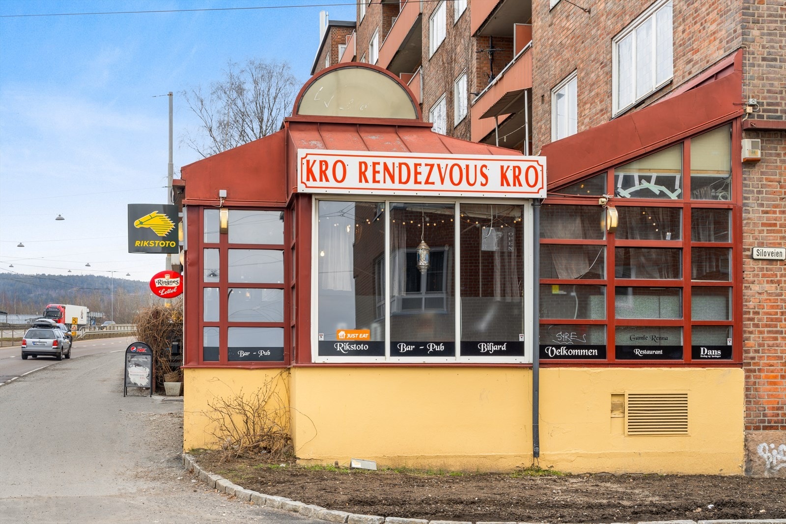 Rett under leilighetene ligger det en koselig kro med servering. Galleribilde