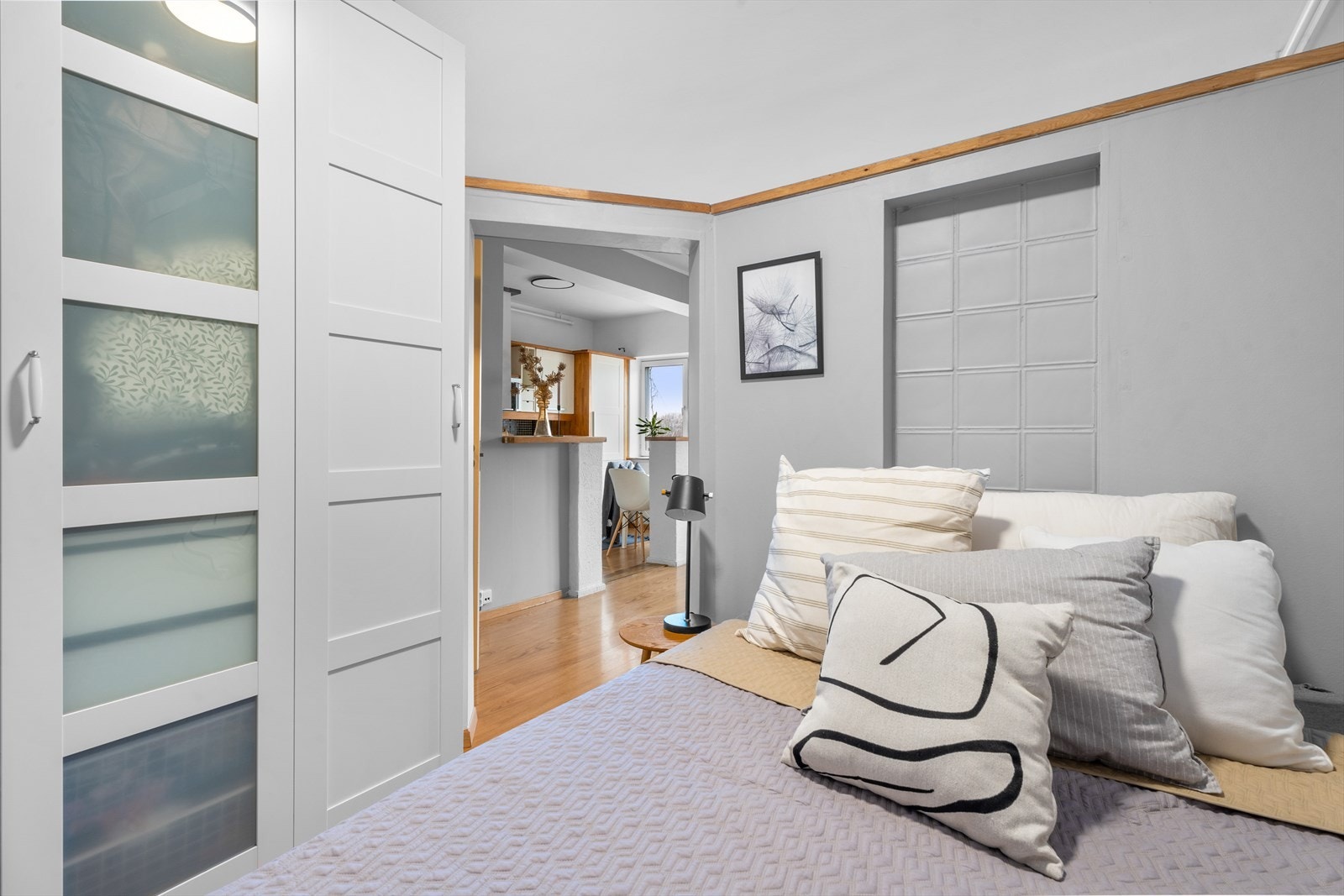 I alkoveløsningen er det i tillegg plass til et garderobeskap som gir rikelig med oppbevaringsplass. Galleribilde