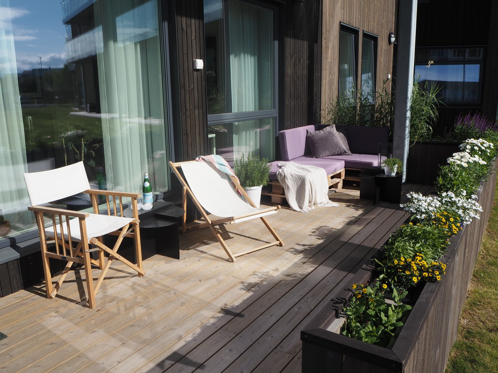 På terrassen har du god plass til utemøbler, beplantning og grill! Materialet er Møreroyal