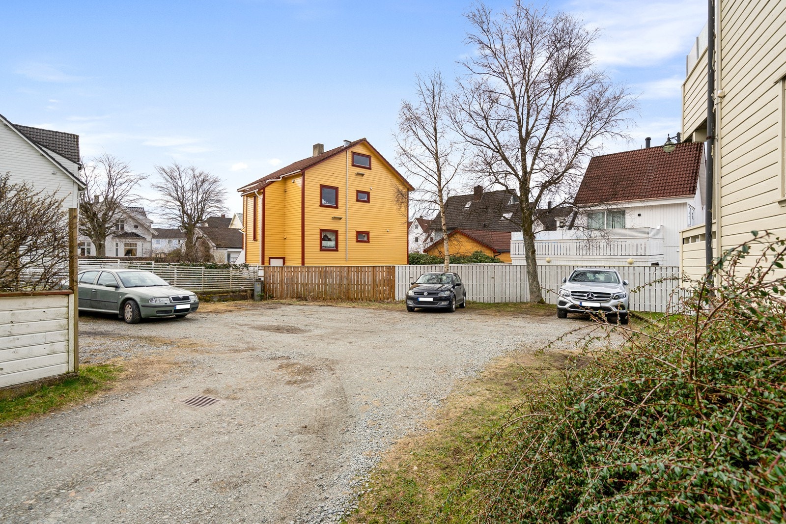 Felles parkering i bakgården for beboere. Galleribilde