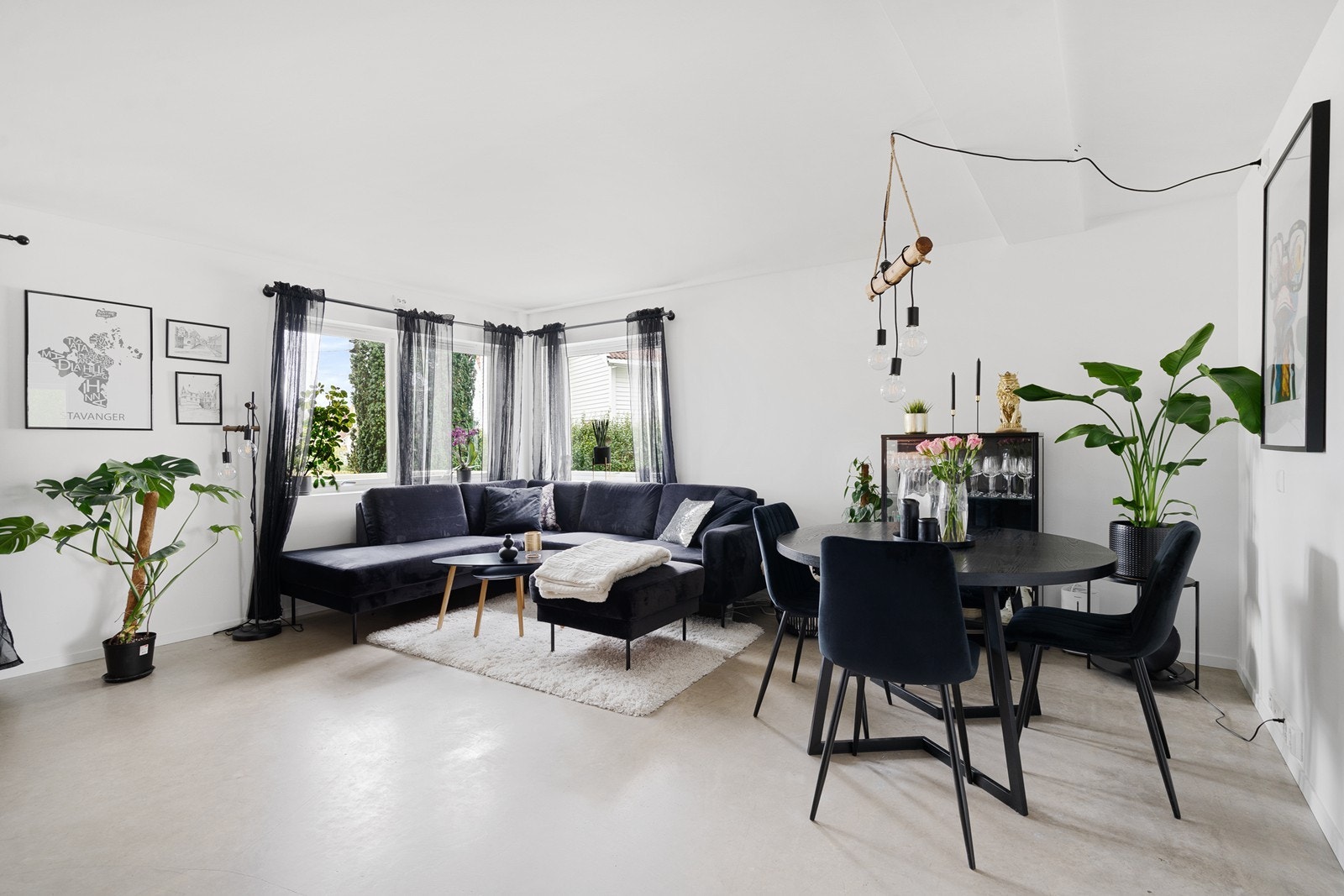 Stuen er både åpen og romslig med naturlig plass til spisebord, sofa og tv. Galleribilde