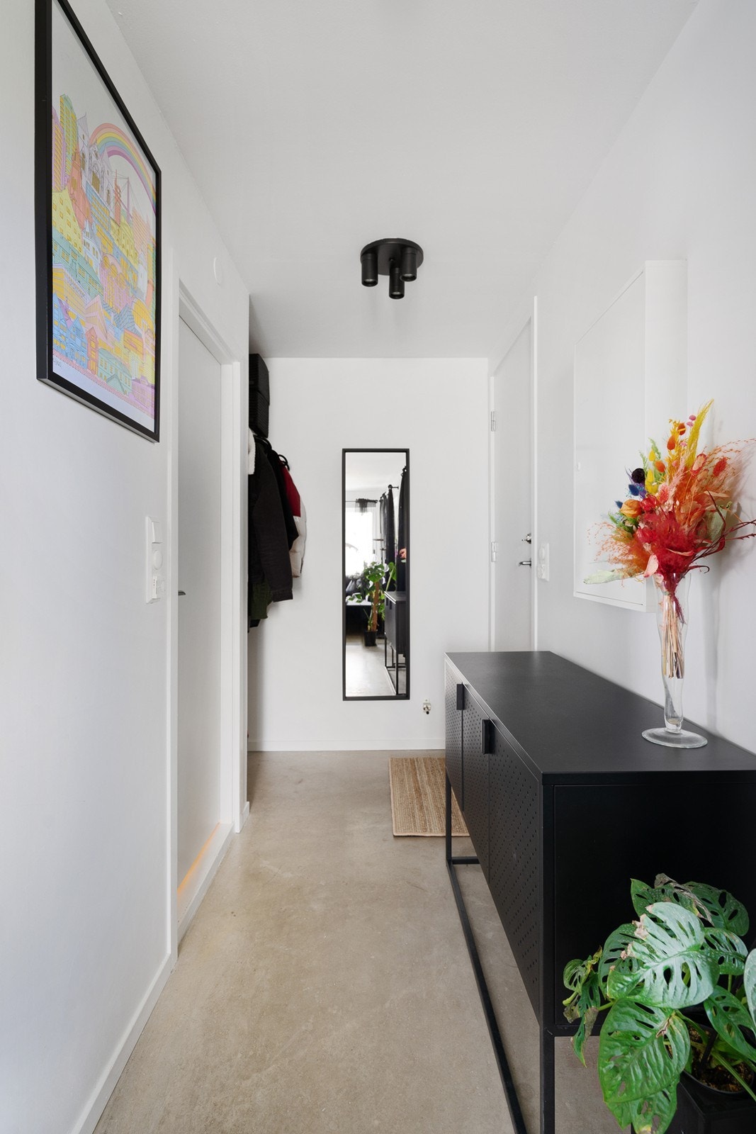 Hovedinngang med nok plass til å sette fra seg yttertøy og sko. Galleribilde