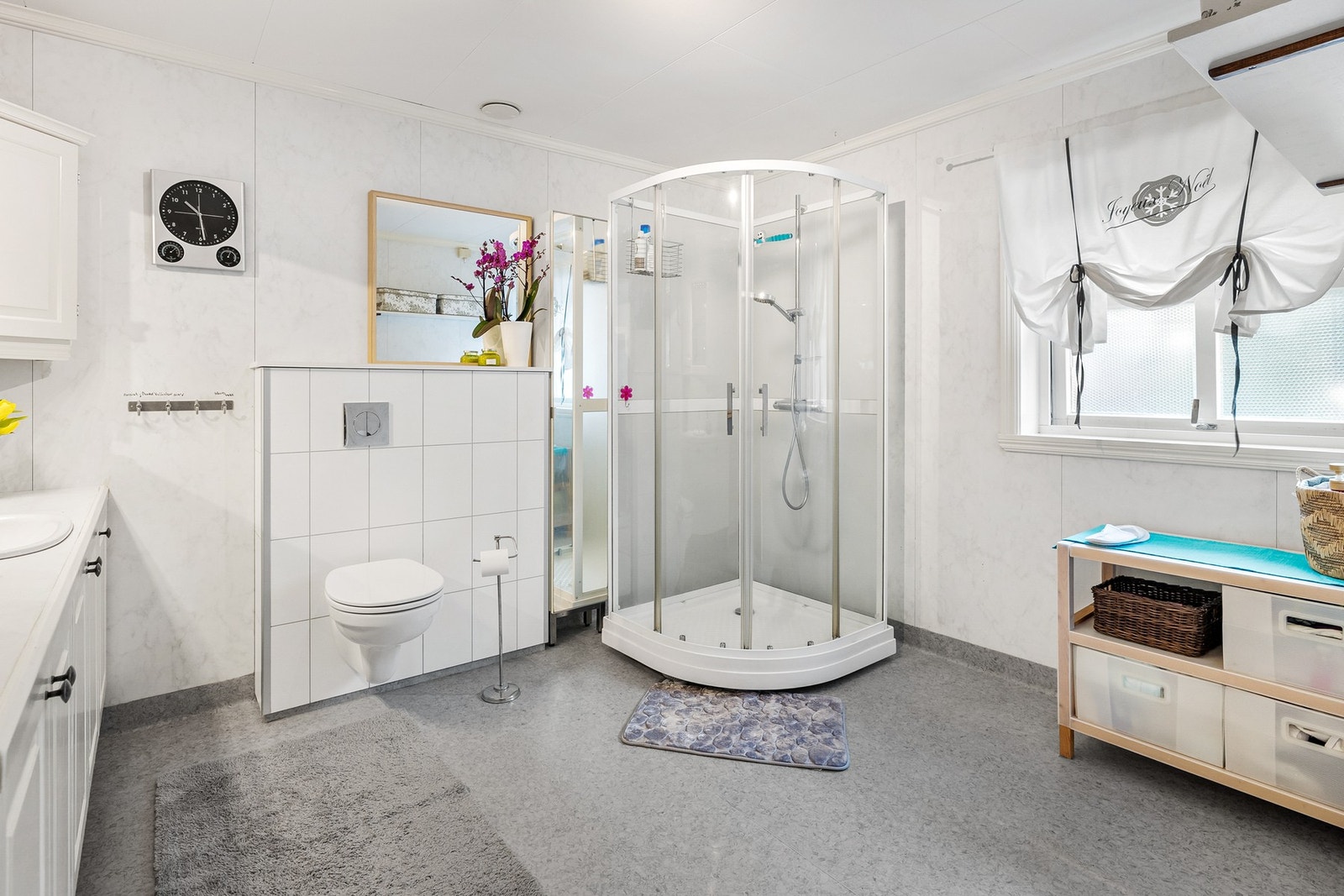 Bad fra 2013 med baderomsplater på vegger og vinylbelegg på gulv Galleribilde