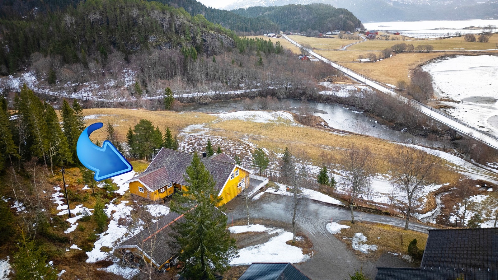 Romslig tomt med plenarealer og diverse beplantning Galleribilde