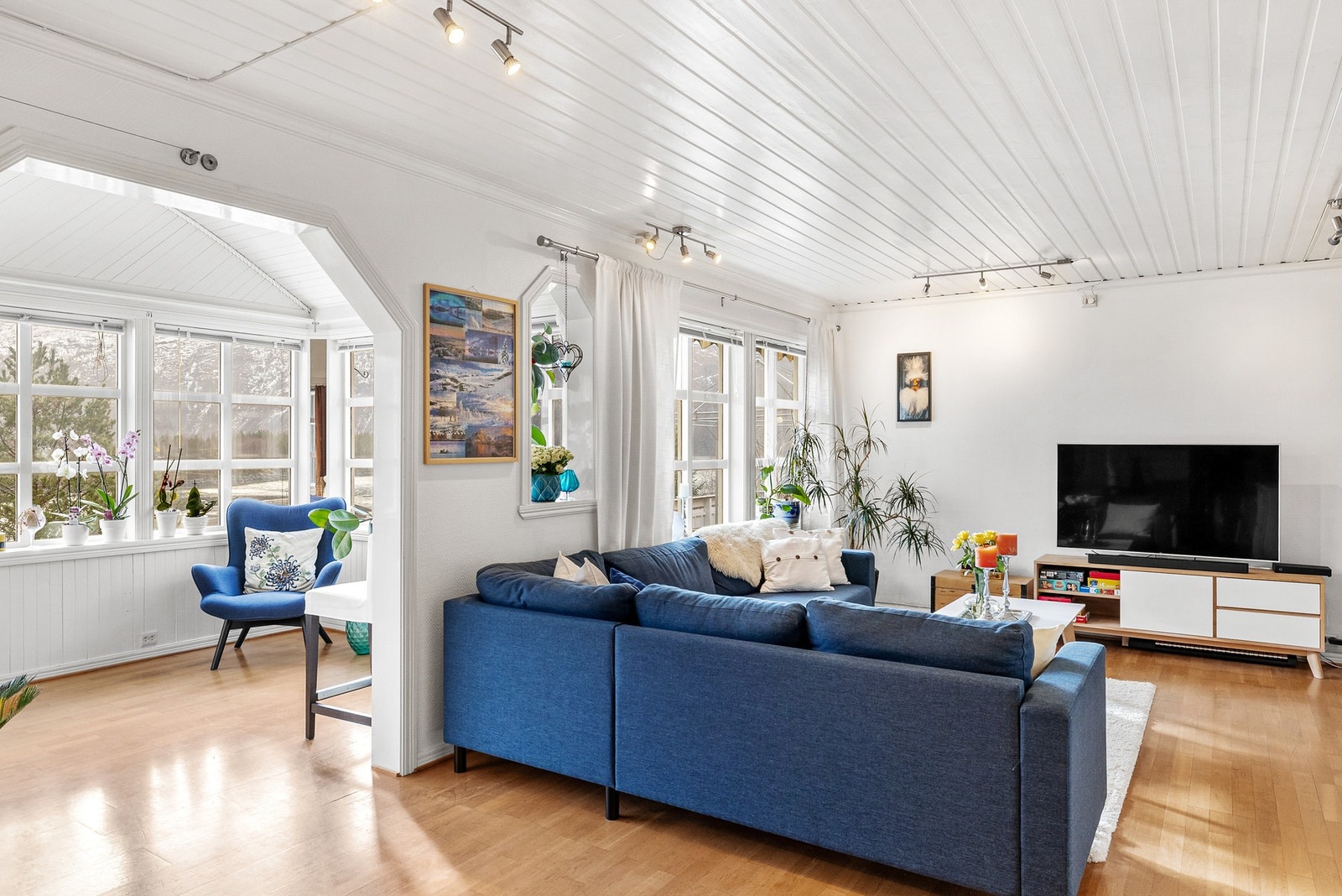 Lys stue med gode møbleringsmuligheter Galleribilde