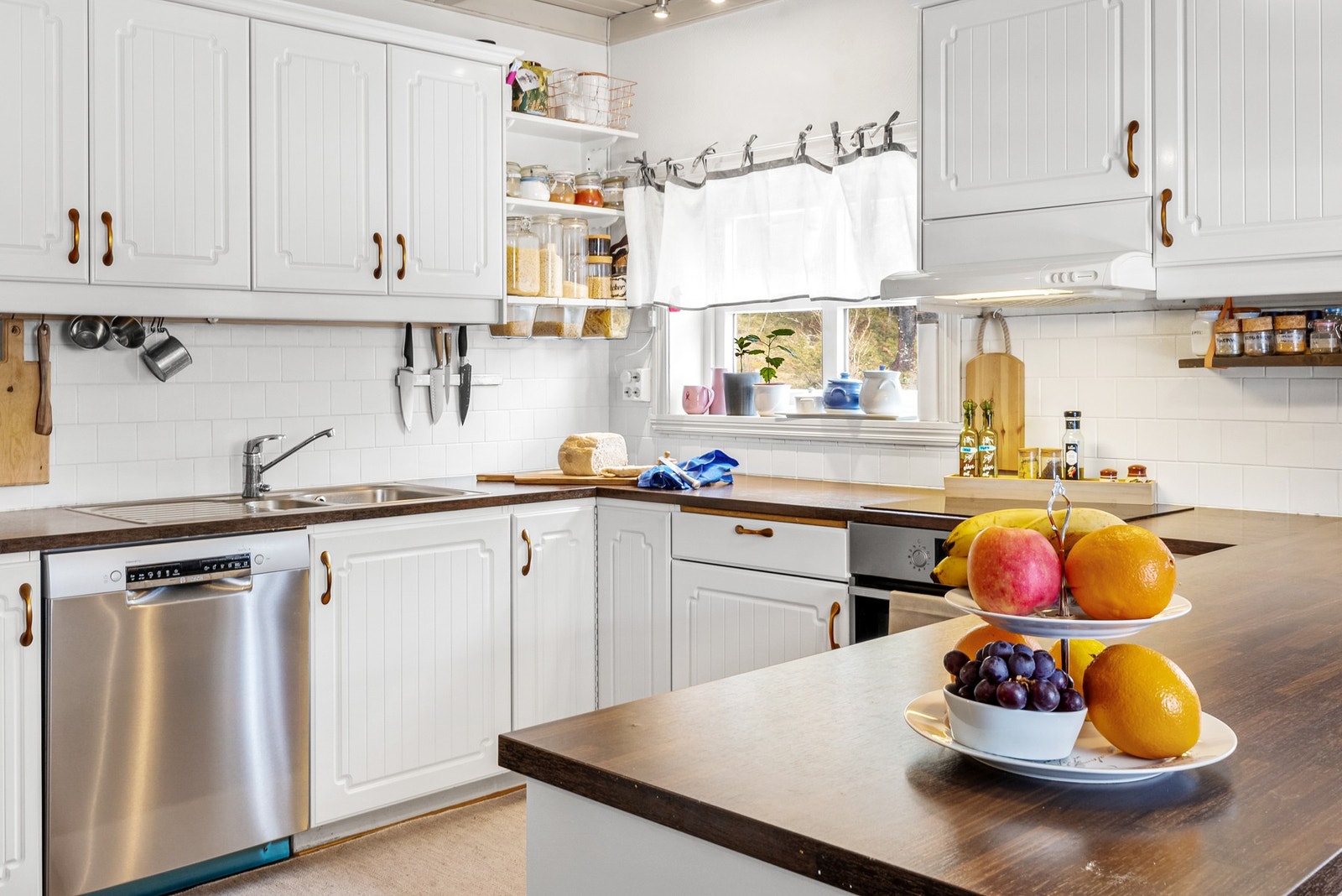 Kjøkken med godt med benke- og lagringsplass Galleribilde