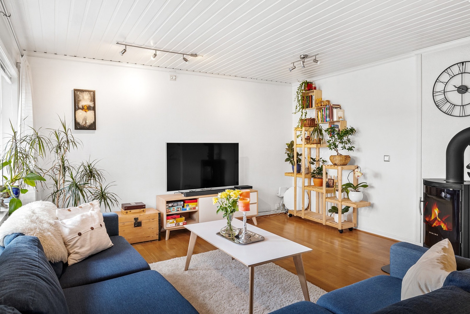 Gulv av laminat og veggene har malte plater Galleribilde