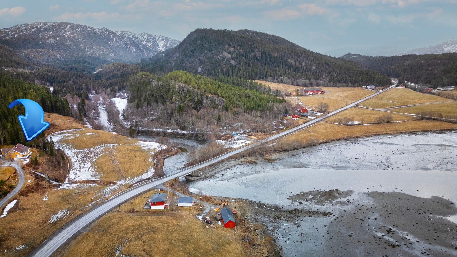 Dronebilde over eiendommen og nærområdet Galleribilde