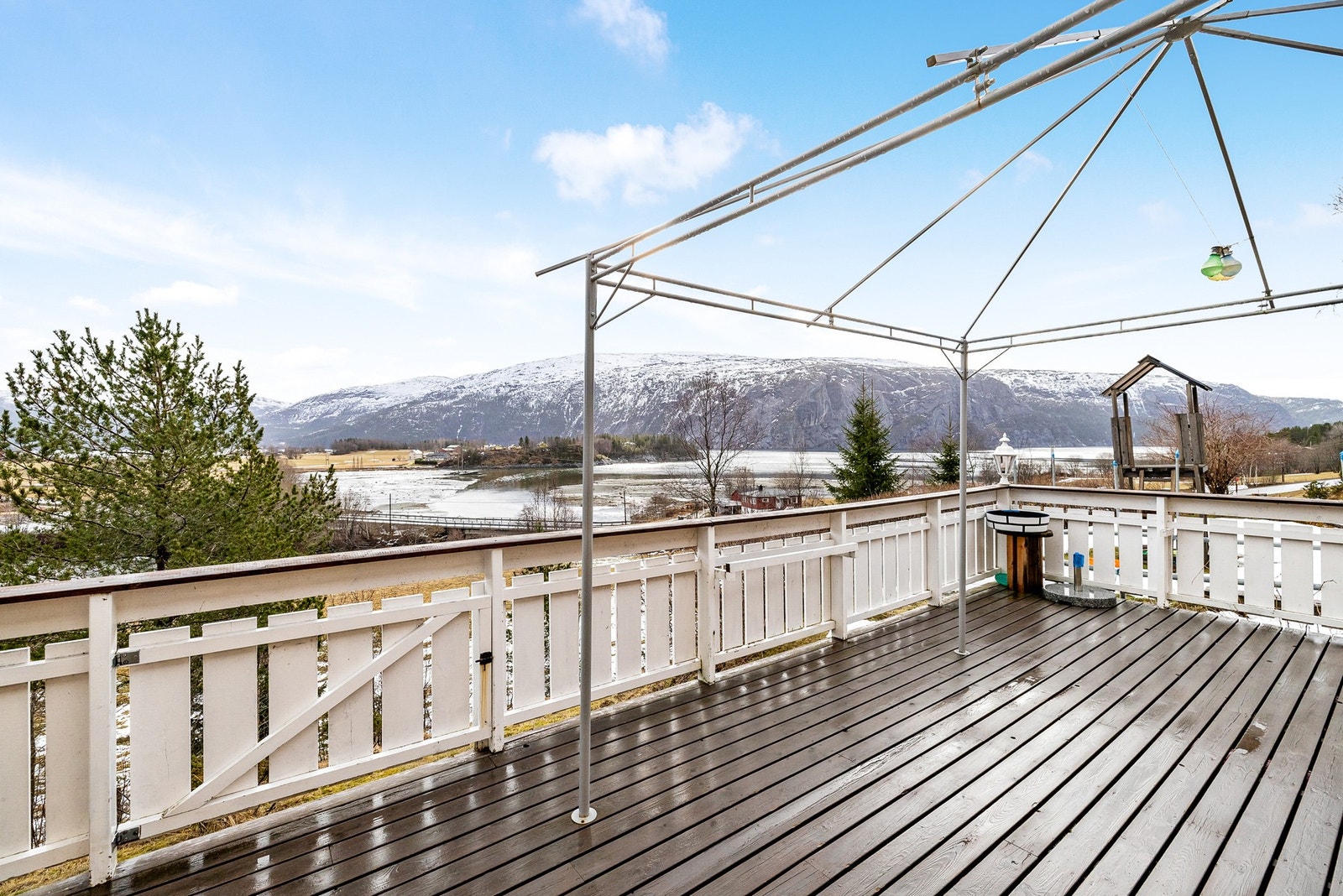 Adkomst til terrasse fra vinterhage med utsikt og god plass til utemøbler Galleribilde