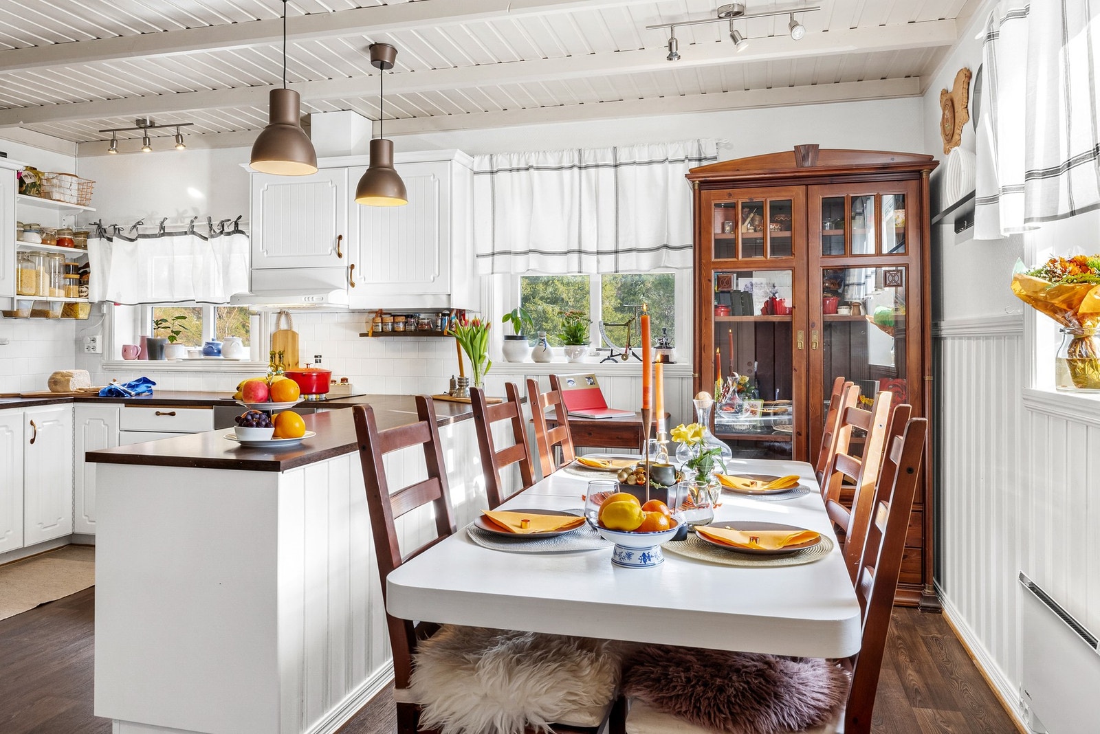 Kjøkken med plass til spisegruppe Galleribilde