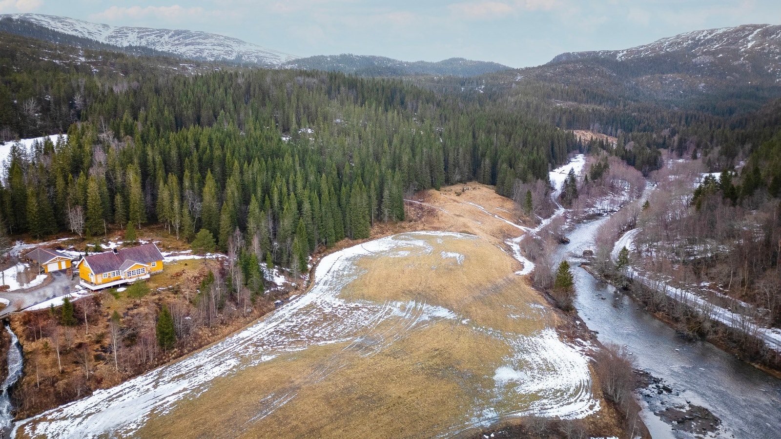 Dronebilde over eiendommen og nærområdet Galleribilde