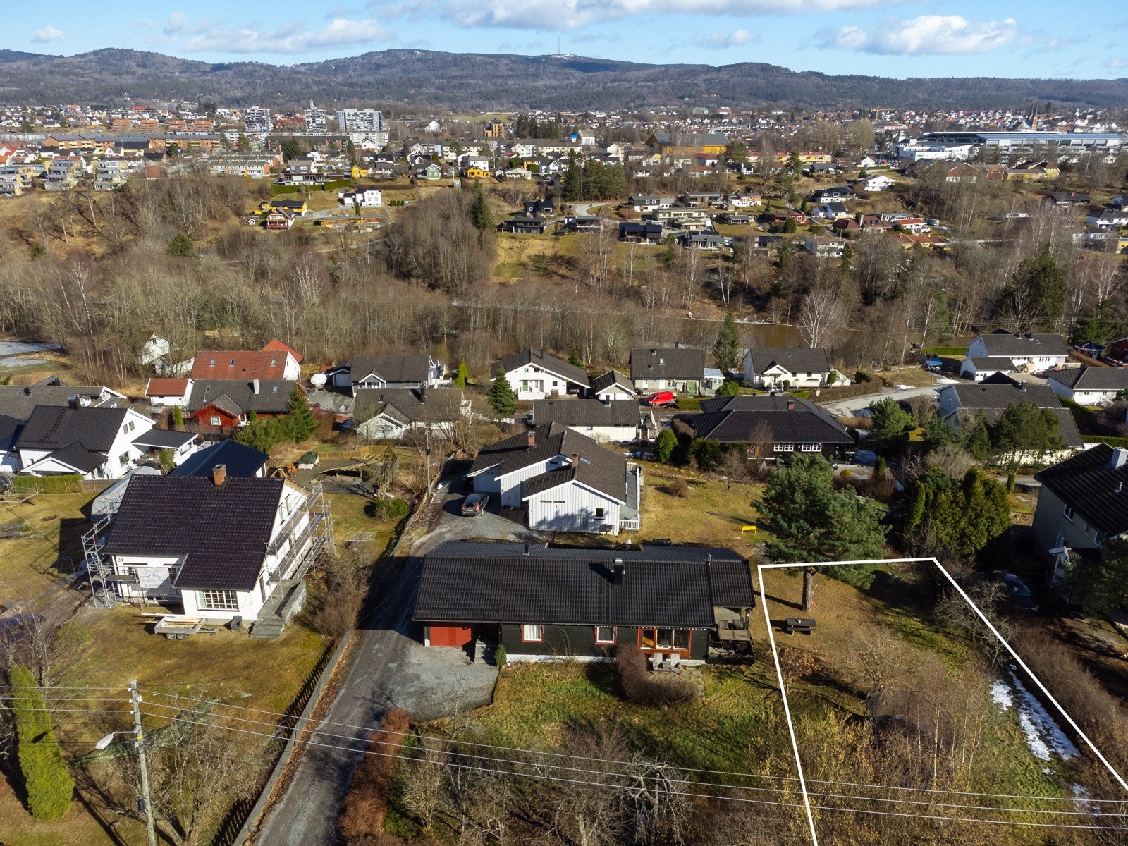 Eiendommen ligger i et rolig og veletablert eneboligstrøk på Strømdal Galleribilde