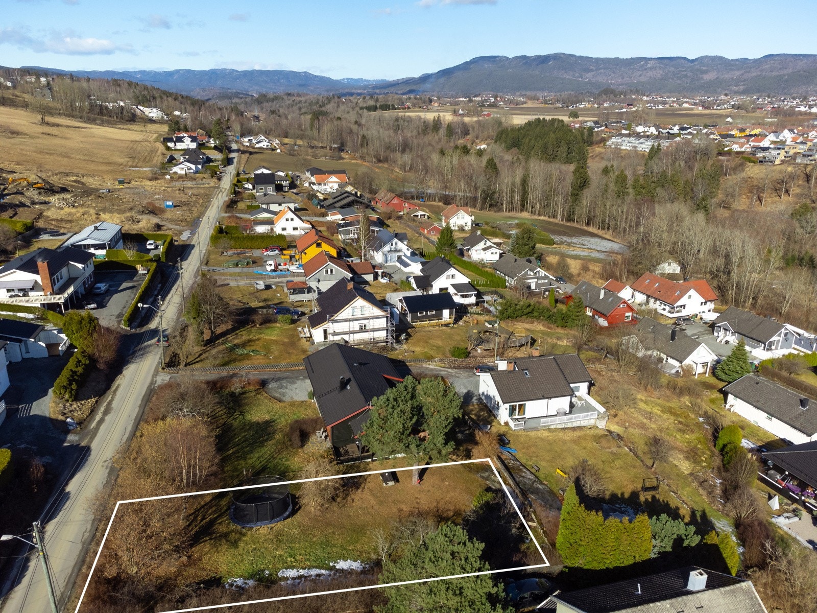 Eiendommen ligger sørvendt i ett godt og veletablert, solrikt, rolig og barnevennlig omårde på Strømdal. Galleribilde
