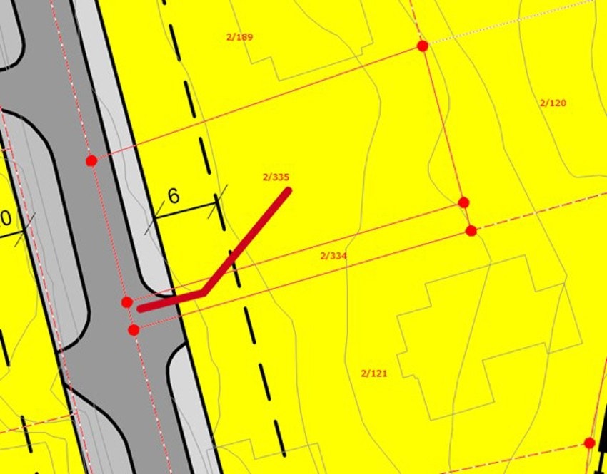 Adkomsten til tomten er vist i reguleringsplanen og jeg har merket med rød strek. Galleribilde