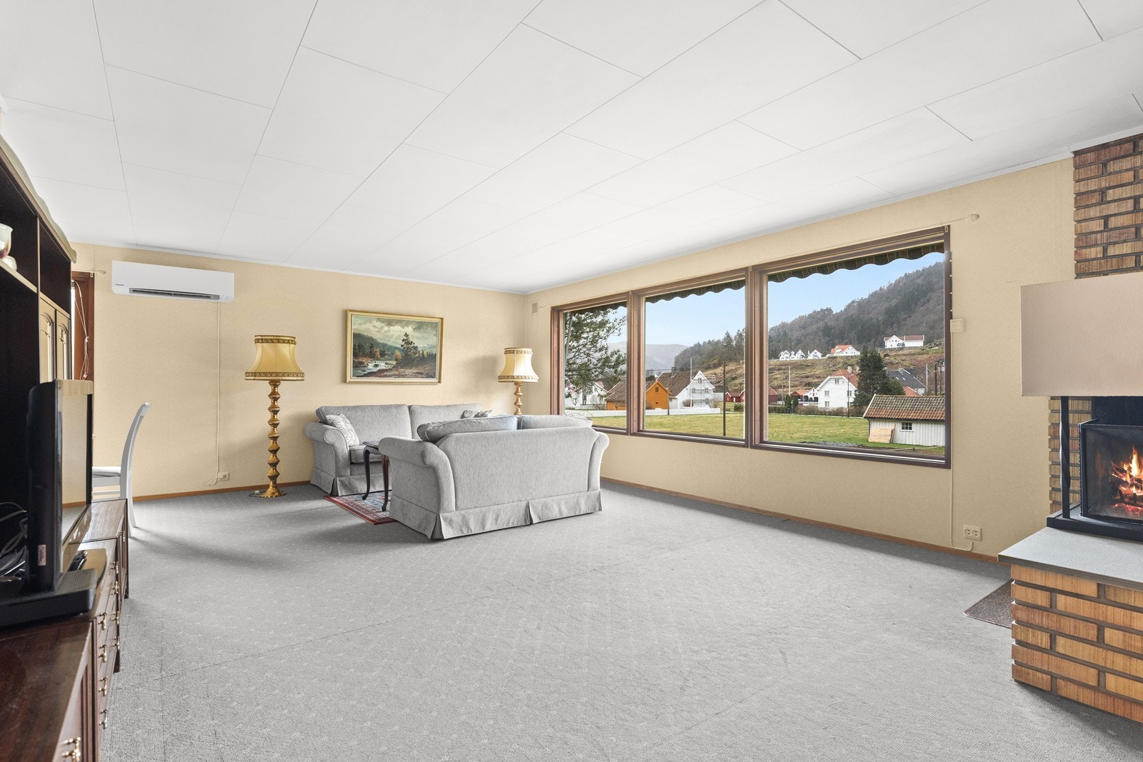 Her er stor stue med peis/ oljebrenner og varmepumpe. Galleribilde