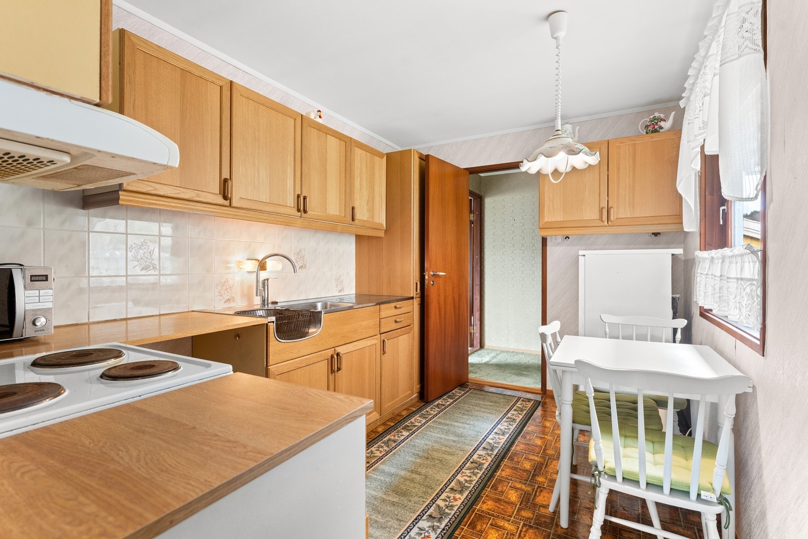 Kjøkkenet har heltre innredning. Galleribilde