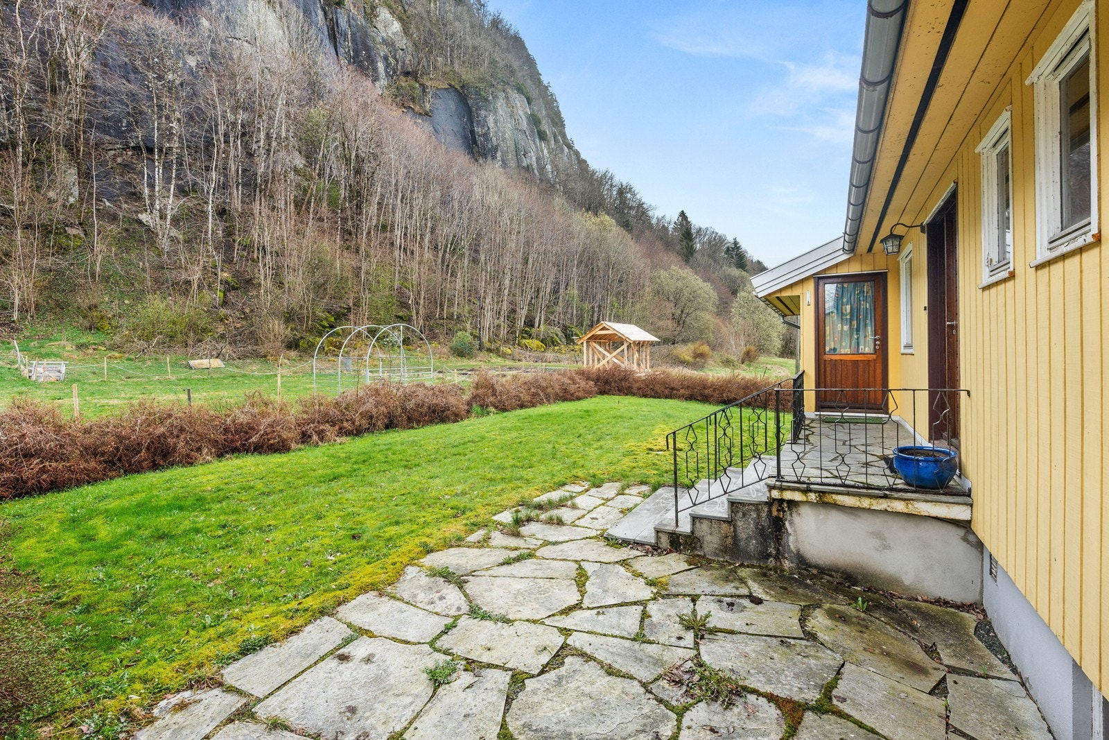 Skiferheller fra garasje til inngangspartiet. Galleribilde