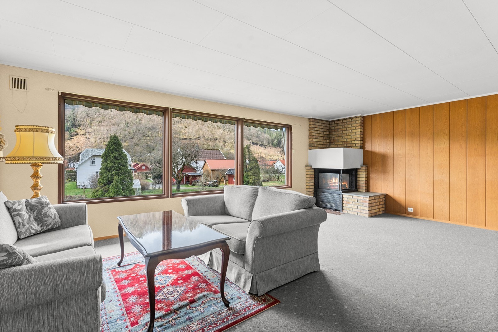 Store vindusflater i stuen. Galleribilde