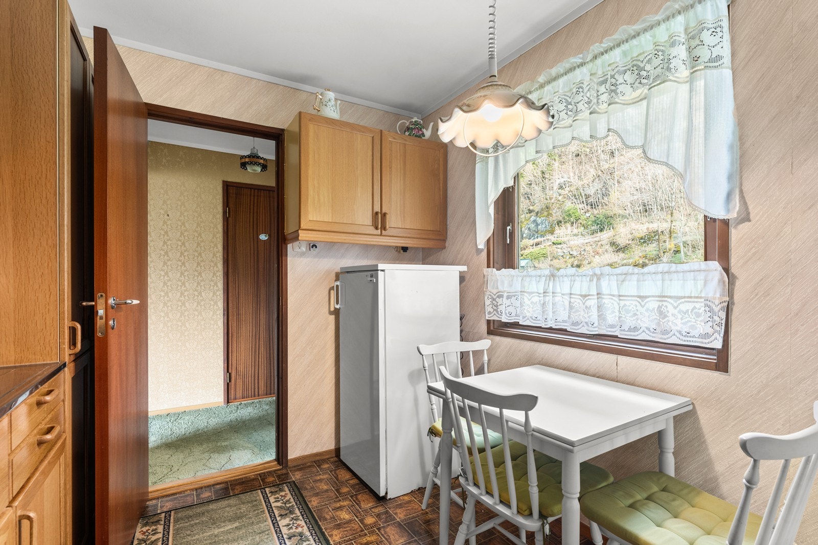 Fra kjøkken mot gang. Galleribilde