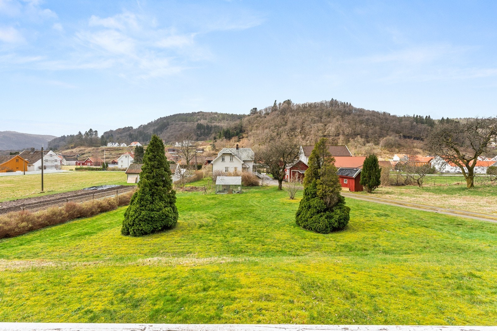 Vestvendt beliggenhet med kveldssol. Galleribilde